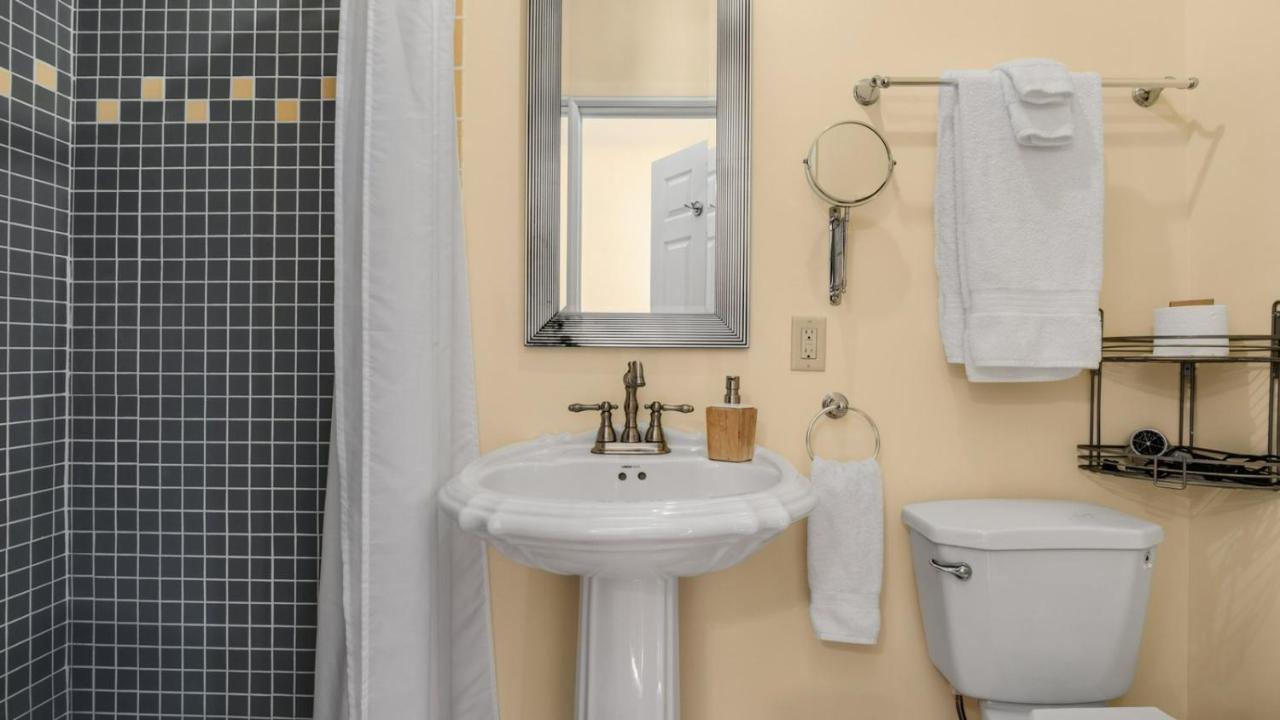 Отель The Woodbridge House Kingsville Экстерьер фото