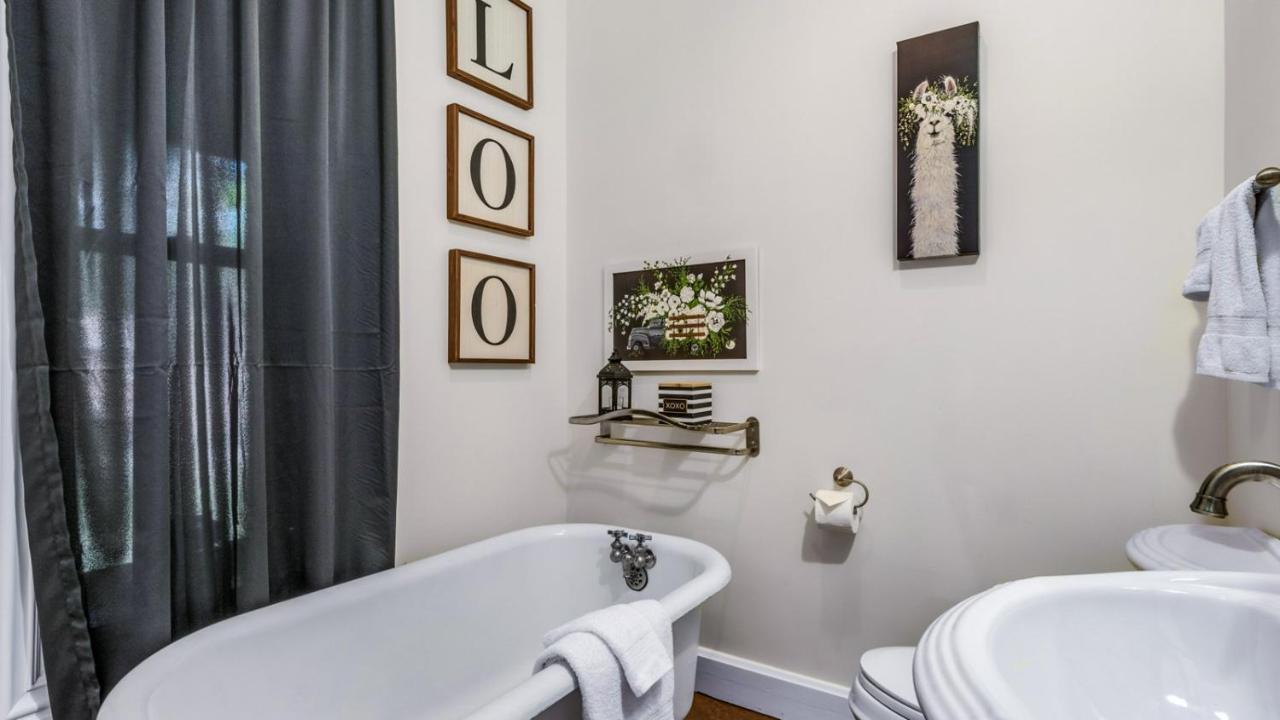 Отель The Woodbridge House Kingsville Экстерьер фото