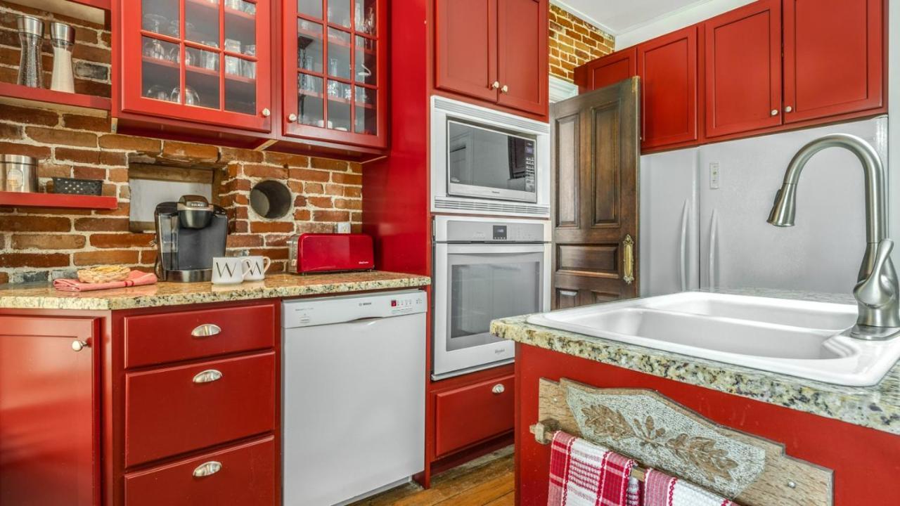 Отель The Woodbridge House Kingsville Экстерьер фото