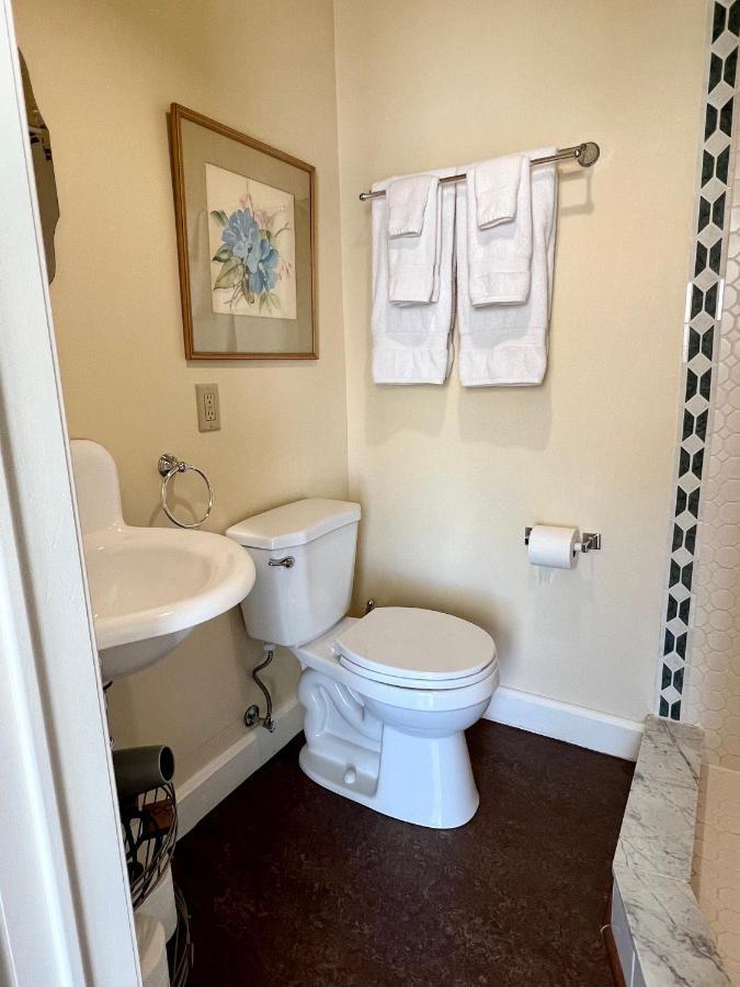 Отель The Woodbridge House Kingsville Экстерьер фото