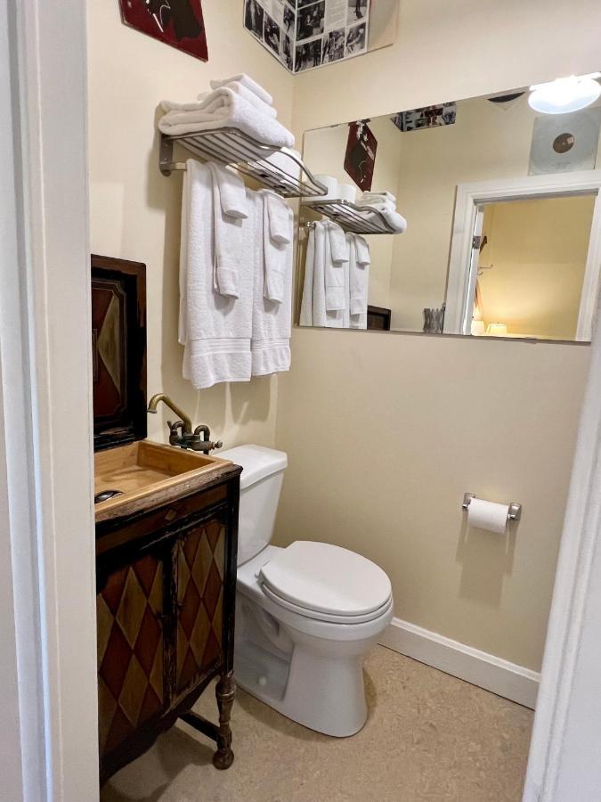 Отель The Woodbridge House Kingsville Экстерьер фото